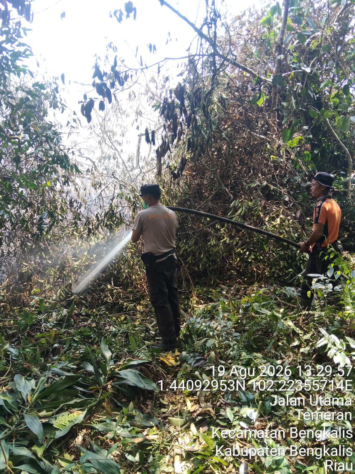 Hari Keempat, Polsek Bengkalis Bersama BPBD dan Warga Padamkan Karlahut di Desa Temeran